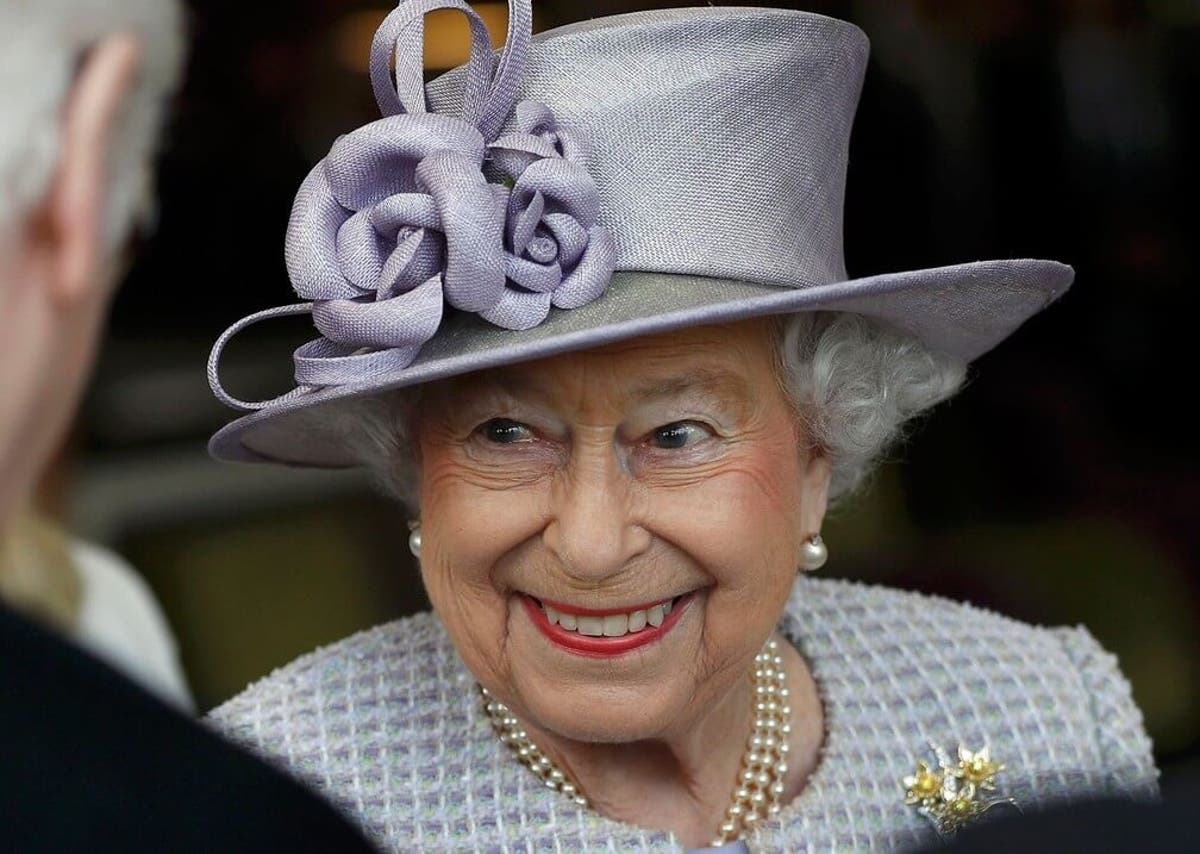Resultado de imagem para Elizabeth II oferece vaga com salário de R$ 152 mil; a função, administrar suas redes sociais.